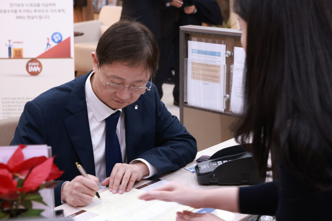 이찬진 금감원장이 23일 서을 여의도 한국투자증권 본사를 방문해 첫 IMA에 직접 가입했다. /사진=금감원