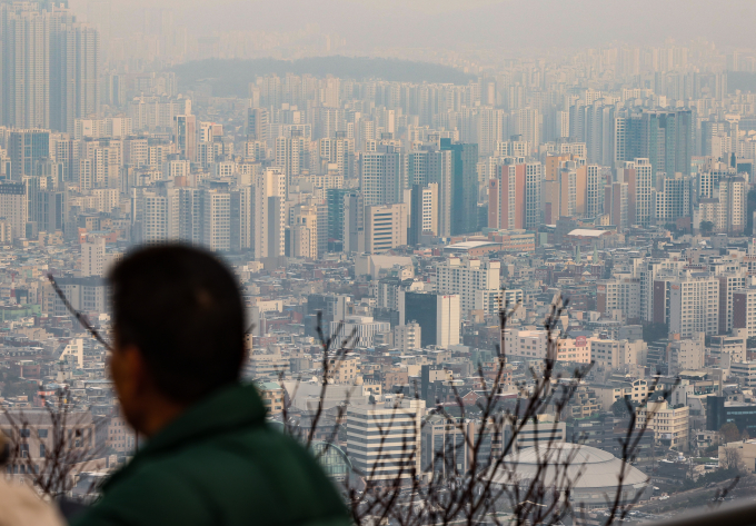 부동산PF 구조조정으로 일부 사업장은 건전성을 회복했지만 퇴출되는 곳도 많아졌다. 사진은 서울 남산에서 내려다본 아파트들. /사진=뉴시스