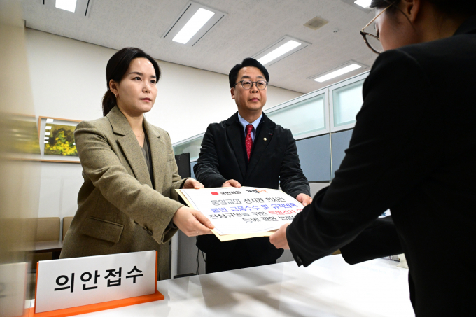국민의힘과 개혁신당이 23일 공동 발의한 통일교 특검법을 국회 의안과에 제출했다. 사진은 곽규택 국민의힘 원내수석대변인(오른쪽)과 이주영 개혁신당 정책위의장이 23일 서울 여의도 국회 의안과에 ‘통일교와 정치권 인사 간 불법 금품수수 및 유착 의혹 진상규명 특검법’을 제출한 모습. /사진=뉴스1(공동취재)