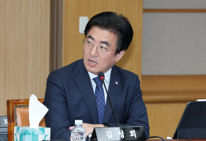 지난 10월24일 오전 대전시청에서 열린 국회 행정안전위원회 대전시 국정감사에서 질의하고 있는 김성회 더불어민주당 의원. /사진=뉴스1