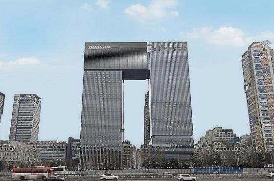 두산그룹 지주사인 두산이 보유 중인 두산로보틱스 지분 일부를 매각해 약 9500억원의 실탄을 확보했다. 사진은 경기 성남시 분당구 소재 분당두산타워 전경. /사진=두산 제공
