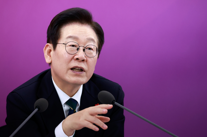 이재명 대통령이 생중계로 진행된 마지막 정부 부처 업무보고에서 6개월 후에 업무보고 생중계를 재추진하겠다고 말했다. 사진은 이 대통령이 지난 23일 부산 동구 해양수산부 청사에서 열린 해수부(해양경찰청) 업무보고에서 발언한 모습. /사진=뉴스1(대통령실통신사진기자단) 