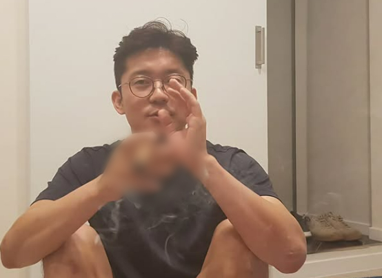 방송인 김대호가 실내에서 시가를 피우는 모습으로 구설에 올랐다. /사진=김대호 인스타그램