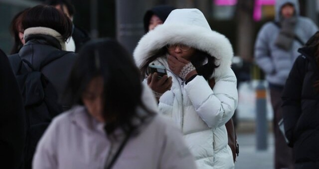 서울의 최저기온이 영하 10도 가까이 떨어진 지난 4일 서울 광화문네거리 일대 시민들 출근 모습. /사진=뉴스1