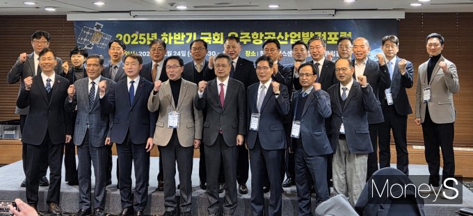 24일 서울 중구 한국프레스센터에서 열린 '2025년 하반기 국회 우주항공산업발전포럼'에서 (앞줄 왼쪽 세번째부터) 차재병 한국항공우주산업(KAI) 대표이사, 서천호 국회의원, 김장겸 국회의원, 김민석 한국우주항공산업협회 부회장을 비롯한 참석자들이 기념촬영을 하던 모습./사진=김대영 기자