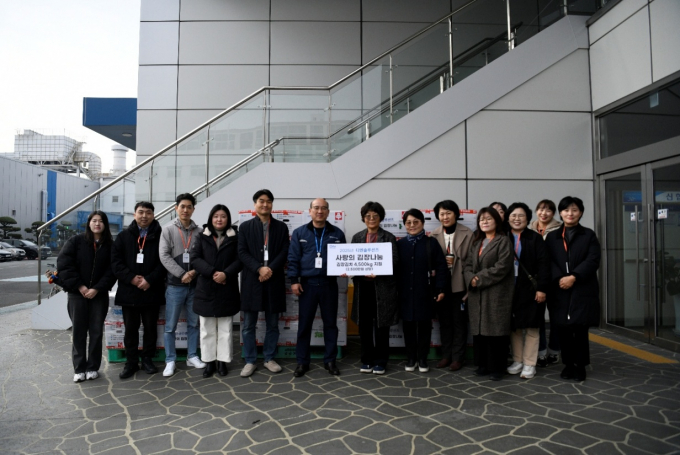 공작기계 제조사 DN솔루션즈가 겨울철을 맞아 어려운 이웃들에게 김장 김치를 전달했다고 23일 밝혔다. 사진은 신승렬 DN솔루션즈 상무와 경남지역 지역아동센터 관계자들이 '사랑의 김장 김치' 전달식 후 촬영한 기념사진. /사진제공=DN솔루션즈