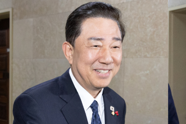 김병기 더불어민주당 원내대표가 대한항공에서 고급 호텔 숙박권을 제공받아 이용했다는 의혹에 대해 사과했다. 사진은 김 원내대표가 지난 23일 서울 여의도 국회에서 통일교 특검 등 현안 논의를 위해 각각 운영위원장실로 향하고 있는 모습. /사진=뉴스1