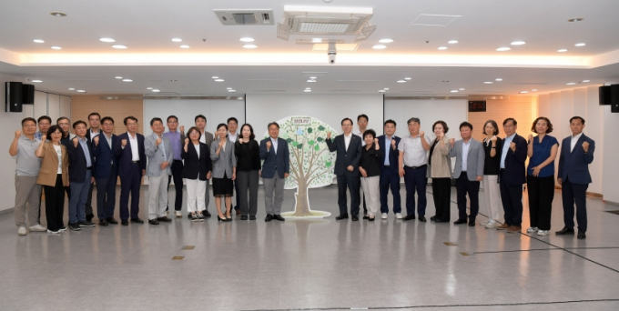 강기정 광주시장이 지난 7월10일 시청 중회의실에서 열린 ‘광주 청렴수호 대책회의’에 참석해 간부공무원들과 함께 기념촬영을 하고 있다./사진=광주시
