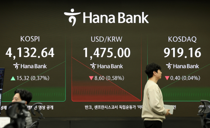  24일 오전 서울 중구 하나은행 딜링룸 전광판에 지수가 표시되고 있다./사진=뉴시스