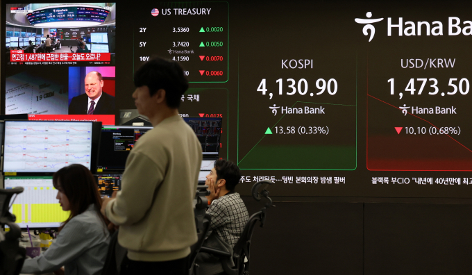 정부가 환율 상승세 억제를 위한 세제 패키지를 마련했다. 사진은 서울 중구 하나은행 딜링룸. /사진=뉴시스