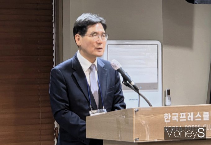 항공우주산업에 대한 R&D를 넘어 산업화로의 전환을 요구하는 목소리가 제기됐다. 사진은 김민석 한국우주항공산업협회 부회장이 24일 서울 중구 한국프레스센터에서 열린 포럼에서 환영사를 하던 모습./사진=김대영 기자
