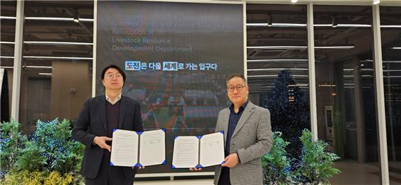 지난 23일 KD 사업총괄 권영 전무(왼쪽)와 디에이그룹 홍성국 파트대표(오른쪽)가 모듈러 주택 사업 협력을 위한 MOU를 체결하고 기념촬영하고 있다. /사진 제공=KD