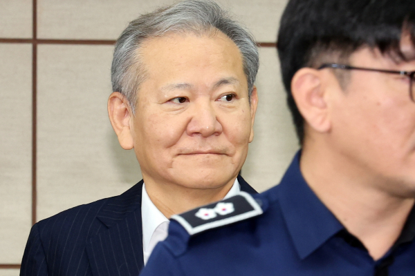 12·3 비상계엄 관련 언론사 단전·단수를 지시한 혐의로 구속기소 된 이상민 전 행정안전부 장관 보석 청구가 기각됐다. 사진은 지난 10월17일 오전 김 전 장관이 서울 서초구 서울중앙지방법원에서 열린 첫 공판에 출석하고 있는 모습. /사진=뉴스1(공동취재단)