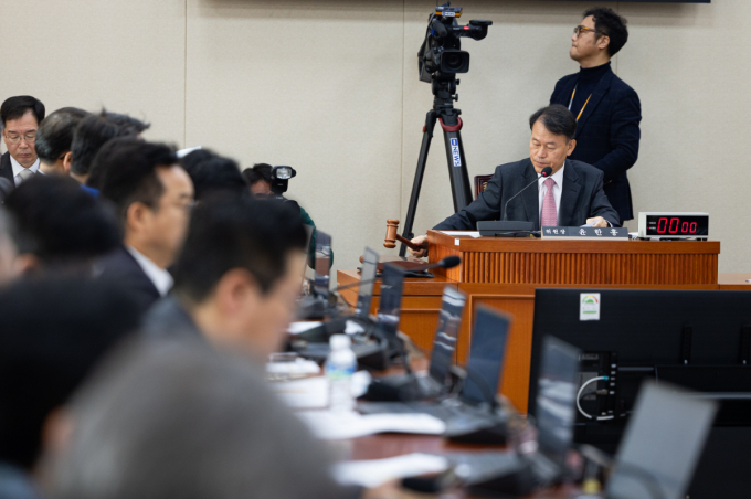 STO 법안이 국회 정무위 본회의 통과를 앞두고 있다. 사진은 윤한홍 국회 정무위원장이 지난 17일 서울 여의도 국회에서 열린 제430회 국회 정무위원회 제1차 전체회의에서 의사봉을 두드리는 모습. /사진=뉴스1