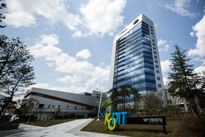 신보, 메타빌드 등 혁신기업 5곳 중견기업 성장 지원 - 뉴스 썸네일 이미지