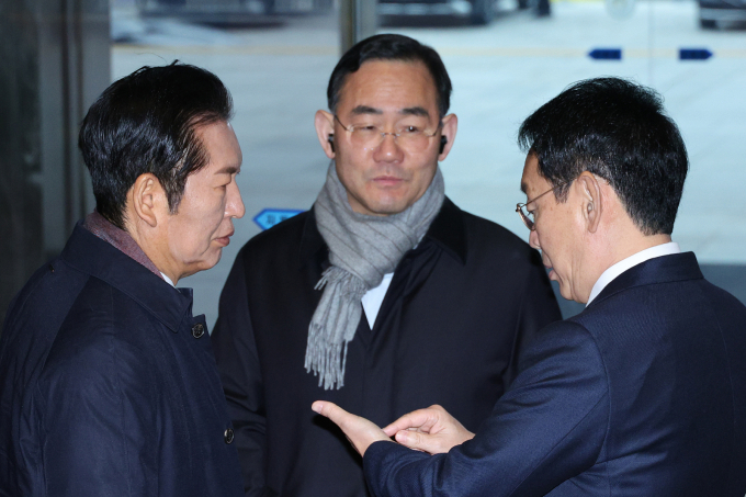정청래 더불어민주당 대표(왼쪽부터)와 주호영 국회부의장, 김도읍 국민의힘 정책위의장이 지난 19일 서울 여의도 국회에서 대화하고 있다./사진제공=뉴스1