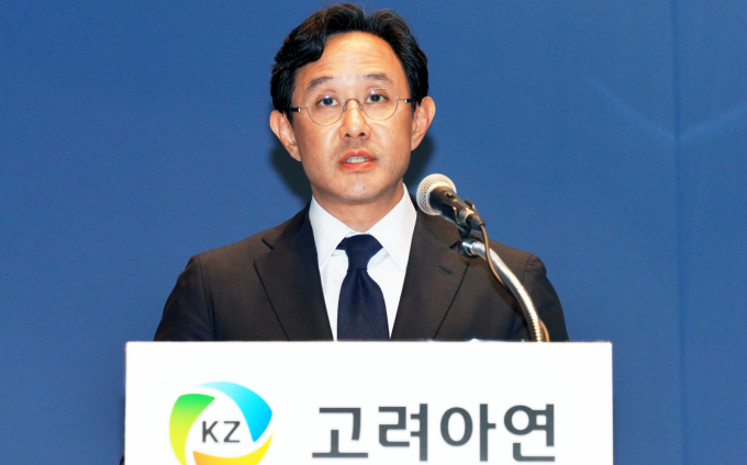 고려아연의 제3자 배정 유상증자를 중단해 달라는 영풍·MBK파트너스의 가처분 신청이 법원에서 받아들여지지 않았다. 사진은 최윤범 고려아연 회장이 서울 중구 남대문로 상의회관에서 일반공모 유상증자 철회 결정 설명을 위한 기자회견에 참석, 회견문을 낭독하고 있는 모습. /사진=임한별(머니S)
