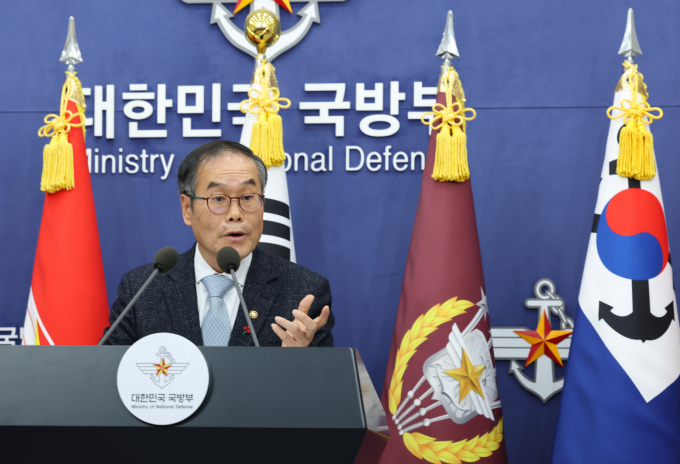  이용철 방위사업청장이 24일 오전 서울 용산구 국방부 브리핑룸에서 한국형 차기 구축함(KDDX) 사업추진 방안 관련 브리핑을 하고 있는 모습. /사진=뉴스1