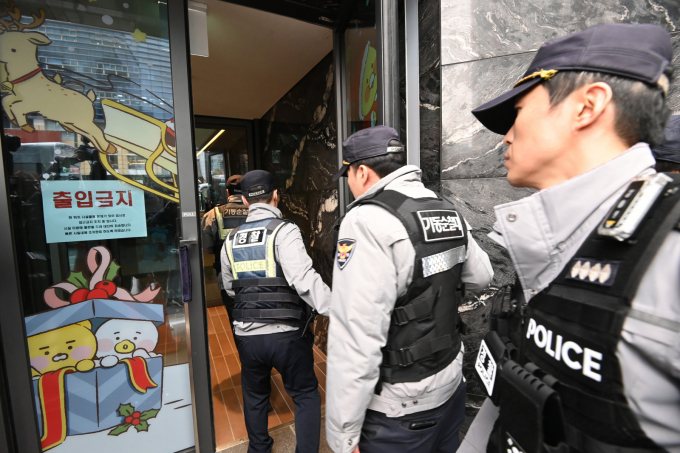 경기 성남시 분당구 카카오 판교아지트 건물 폭파 협박 신고가 접수된 15일 경찰이 수색을 하고 있다. /사진=뉴시스