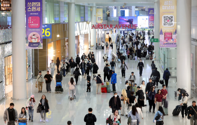 신라면세점과 신세계면세점이 인천공항 사업권을 반납했다. 사진은 지난 16일 오전 인천국제공항 제1여객터미널 면세구역에서 여행객들이 오가는 모습. /사진=뉴시스 이영환 기자