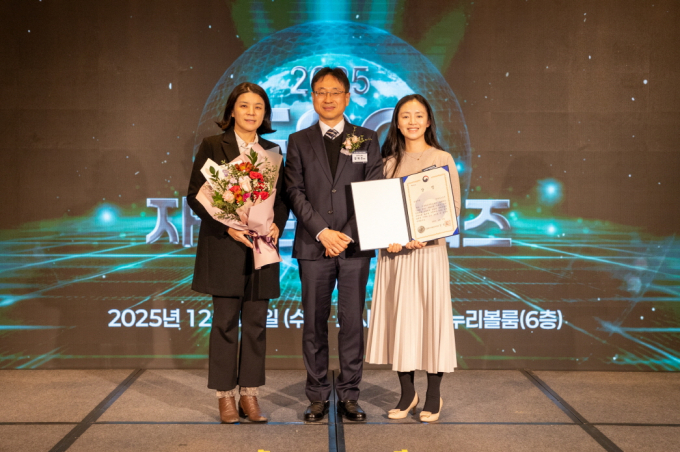 24일 2025 ESG 자원순환 어워즈에서 정택주 가스공사 탄소중립환경부장(가운데)이 기후부장관상을 수상한 뒤 기념촬영을 하고 있다.   /사진=가스공사