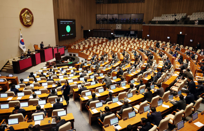 24일 오후 서울 여의도 국회에서 열린 제430회국회(임시회) 제2차 본회의에서 정보통신망 이용촉진 및 정보보호 등에 관한 법률 일부개정법률안(대안)에 대한 수정안이 재적 298인, 재석 177인, 찬성170인, 반대3인, 기권4인으로 가결되고 있다. / 사진=뉴시스 조성봉 기자  