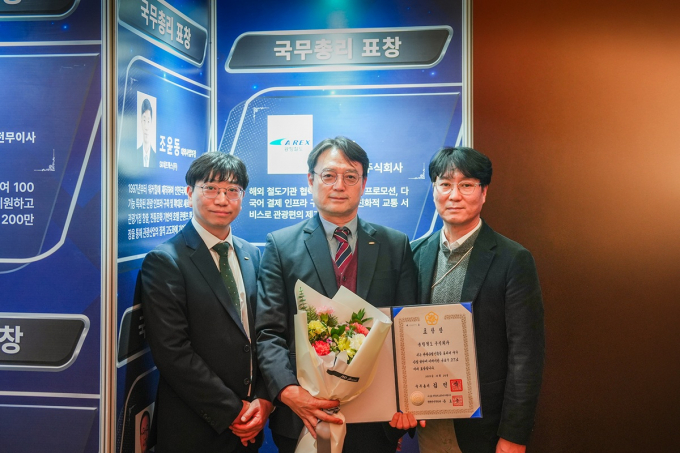 공항철도는 지난 23일 문화체육관광부가 주최한 '제52회 관광의 날' 기념식에서 외국인 관광객 이동 편의 증진과 한국 관광 활성화에 기여한 공로를 인정받아 '2025 관광진흥유공 정부포상 국무총리 표창'을 수상했다./ 사진 제공=공항철도