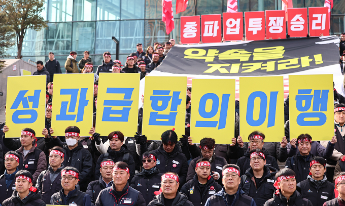 코레일과 SR의 통합노조가 탄생하면 국민 이동권을 위협할 수 있다는 지적이 나온다. 두 노조 간의 갈등도 우려된다. 사진은 총파업 돌입 기자회견을 하고 있는 철도노조 조합원들의 모습. /사진=뉴스1