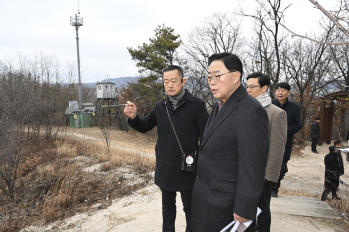 강수현 양주시장이 지난 23일 덕계동 산림청 소유 국유림 현장에서 간부 공무원 20명이 참석한 가운데 현장 간부회의를 주재하고 있다. /사진제공=양주시 