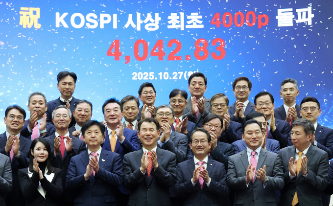 올해 코스피지수가 사상 최초 4000을 돌파하며 이재명 대통령이 공언한 코스피 5000 시대를 위한 본격적인 랠리에 들어갔다. 사진은 사상 최초 코스피 4000을 찍은 지난 10월27일 서울 여의도 한국거래소 서울사무소에 열린 기념 행사에 정은보(앞줄 가운데) 한국거래소 이사장을 비롯한 증권업계 관계자들이 함께 한 모습. /사진=사진공동취재단