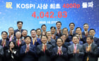 올해 코스피지수가 사상 최초 4000을 돌파하며 이재명 대통령이 공언한 코스피 5000 시대를 위한 본격적인 랠리에 들어갔다. 사진은 사상 최초 코스피 4000을 찍은 지난 10월27일 서울 여의도 한국거래소 서울사무소에 열린 기념 행사에 정은보(앞줄 가운데) 한국거래소 이사장을 비롯한 증권업계 관계자들이 함께 한 모습. /사진=사진공동취재단