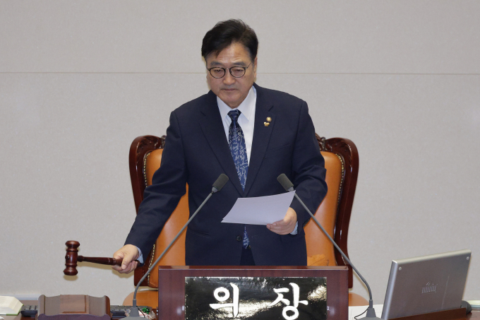 우원식 국회의장이 24일 서울 여의도 국회에서 열린 제430회국회(임시회) 제2차 본회의에서 정보통신망 이용촉진 및 정보보호 등에 관한 법률 일부개정법률안(대안)을 가결시키고 있다. / 사진=뉴스1 신웅수 기자  