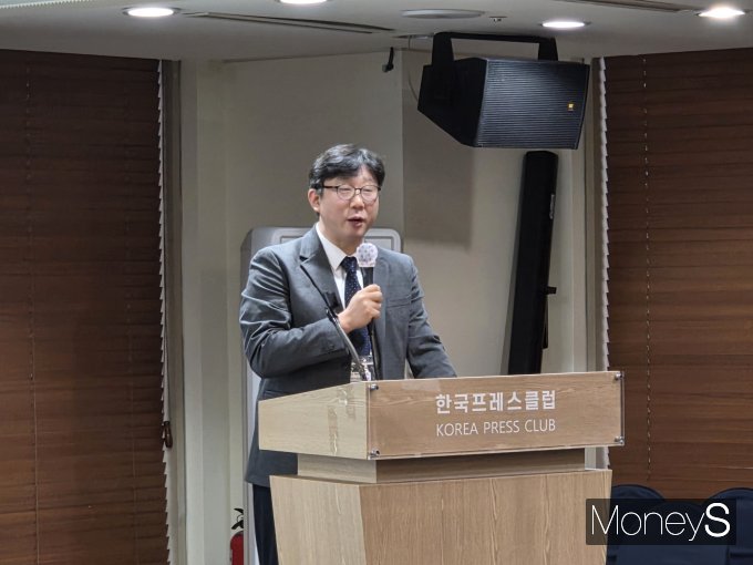 안형준 과학기술정책연구원(STEPI) 우주공공팀장이 24일 서울 중구 한국프레스센터에서 열린 우주항공산업 발전포럼에서 주제발표를 하던 모습. /사진=김대영 기자