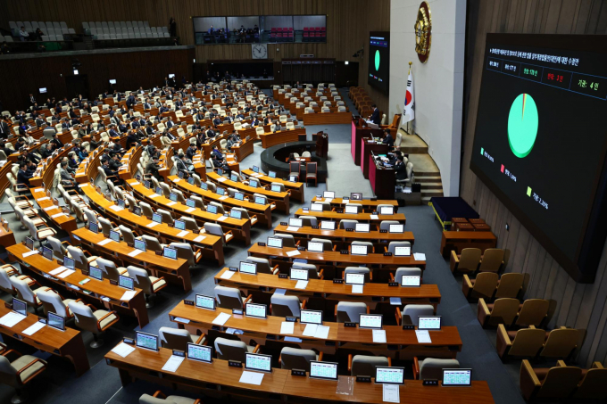24일 서울 여의도 국회에서 열린 제430회국회(임시회) 제2차 본회의에서 정보통신망 이용촉진 및 정보보호 등에 관한 법률 일부개정법률안(대안)이 통과되고 있다. 2025.12.24. /사진=뉴시스 김명년 기자