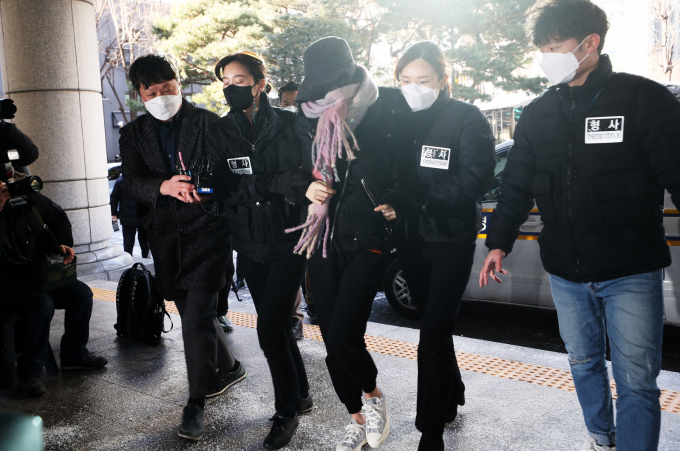 마약 투약 혐의를 받는 상태에서 해외 도피 생활을 하다가 체포된 남양유업 창업주의 외손녀 황하나(37)씨에 대해 경찰이 구속영장을 신청했다. 사진은 2021년 1월7일 서울서부지방법원 영장실질심사에 출석한 황하나. /사진=머니투데이