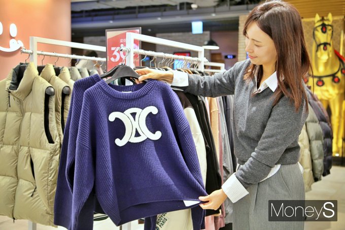  오는 28일까지 진행되는 광주신세계 '팩토리스토어' 행사장에서 고객이 상품을 살펴보고 있다. /사진제공=광주신세계