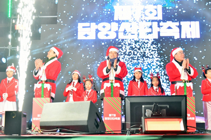 정철원 담양군수(가운데)가 지난 24일 개막식에서 점등 퍼포먼스를 시작으로 담양산타축제의 화려한 서막을 알리고 있다./사진제공=담양군