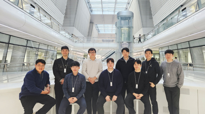 2025 한국앤컴퍼니 프로액티브 어워드(프로액티브 어워드)에서 수상한 임직원들이 기념 촬영을 하는 모습. /사진=한국앤컴퍼니