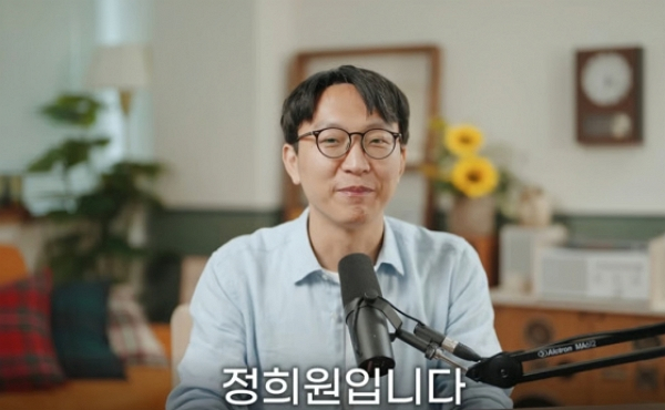 '저속노화'로 이름을 알린 정희원씨가 사생활 논란에 휩싸인 가운데 함께 일했던 여성 연구원을 스토킹 혐의로 고소한 날 '살려달라'는 취지로 문자를 보낸 사실이 알려졌다. 사진은 의학박사 정희원 모습. /사진=유튜브 채널 '정희원의 저속노화' 캡처