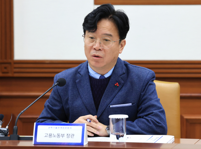 지난 18일 서울 종로구 정부서울청사에서 열린 제2회 과학기술관계장관회의에서 발언을 하고 있는 김영훈 고용노동부 장관. /사진=뉴스1