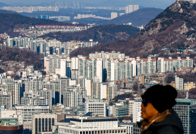 지난 10월15일 정부는 서울 전역과 경기도 12개 지역을 조정대상지역·투기과열지구·토지거래허가구역으로 지정했다. 사진은 서울 중구 남산에서 바라본 아파트들. /사진=뉴시스