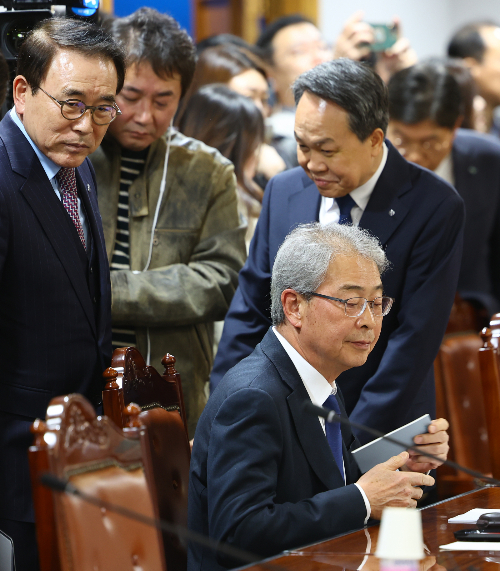 사진은 조용병 전국은행연합회 회장(왼쪽부터)과 임종룡 우리금융그룹 회장, 진옥동 신한금융지주 회장이 지난 10일 오후 서울 중구 은행회관에서 열린 금융감독원장-금융지주 회장 간담회에 참석하고 있는 모습./사진=뉴시스
