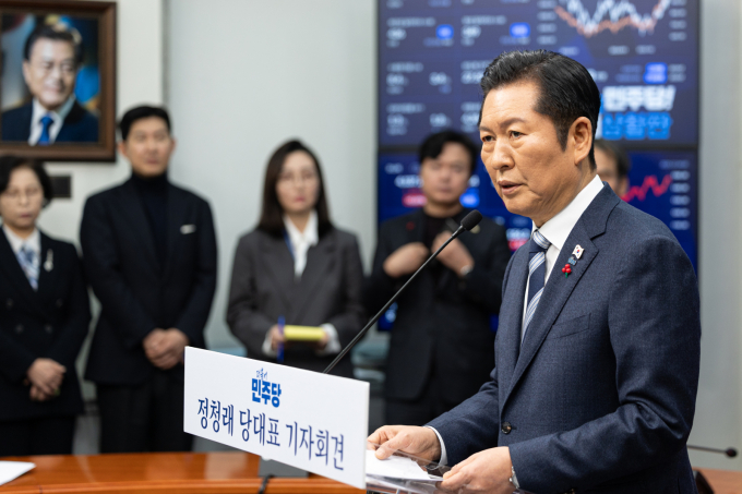 정청래 더불어민주당 대표가 통일교·2차 종합특검,  김병기 민주당 원내대표 논란에 대한 자신의 생각을 밝혔다. 사진은 26일 서울 여의도 국회에서 취임 후 열린 첫 공식 기자회견을 진행 중인 정청래 대표. /사진=뉴스1
