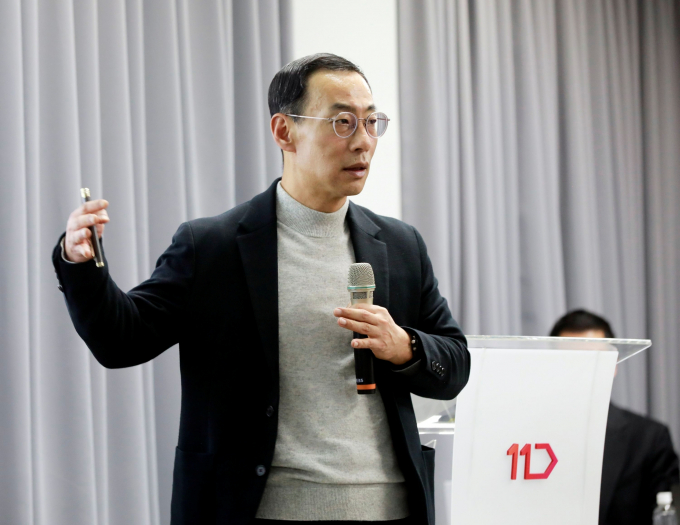박현수 11번가 사장이 지난 23일 진행된 타운홀 미팅에서 구성원들에게 2026년 전략 방향에 대해 설명하고 있다. /사진=11번가