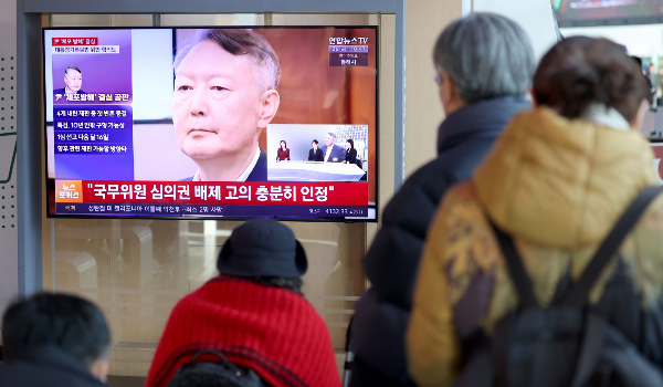 내란특검팀이 윤석열 전 대통령의 체포 방해 등 혐의에 대해 총 징역 10년을 구형했다. 사진은 26일 서울역 대합실에 설치된 TV에서 윤석열 전 대통령에 대한 체포 방해 및 국무위원 계엄 심의·의결권 침해 등 혐의 사건 결심공판 뉴스 영상이 송출되는 모습. /사진=뉴시스