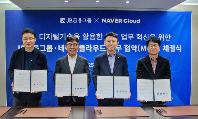 (왼쪽부터)이재관 JB우리캐피탈 상무,김유원 네이버클라우드 대표, 탁형재 탁형재 부행장, 변동하 광주은행 부행장이 업무협약 후 기념사진 촬영을 하고 있다. /사진=네이버클라우드