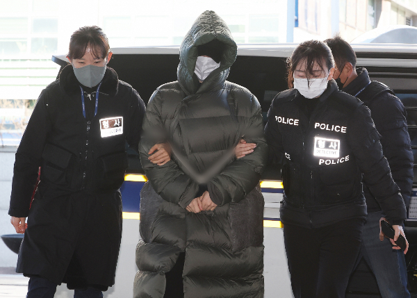 마약 혐의를 받는 상태에서 해외 도피 생활을 하다가 체포된 남양유업 창업주 외손녀 황하나가 영장실질심사에 출석했다. 사진은 남양유업 창업주의 외손녀 황하나가 26일 경기 안양시 동안구 수원지방법원 안양지원에서 열린 구속 전 피의자 심문(영장실질심사)에 출석하는 모습. /사진=뉴스1