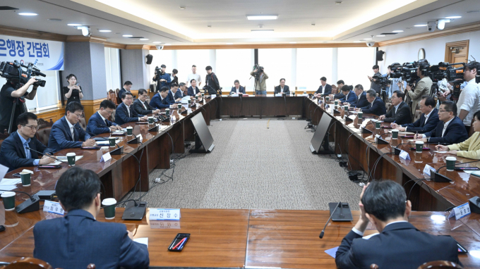 이억원 금융위원장이 지난 9월29일 서울 중구 은행회관에서 열린 금융위원장·은행장 간담회에서 발언하고 있다./사진=뉴시스 