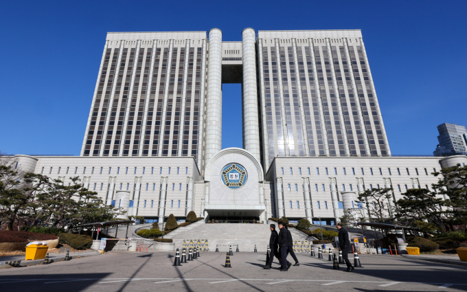  호반건설과 대방건설이 공정거래위원회로부터 '독점규제 및 공정거래에 관한 법률'(공정거래법) 위반 혐의로 각각 608억원, 205억원의 과징금을 부과받았으나 호반건설은 행정소송을 통해 일부 감면을 확정했다. 사진은 서울 서초구 중앙지방법원·고등법원 청사. /사진=뉴스1