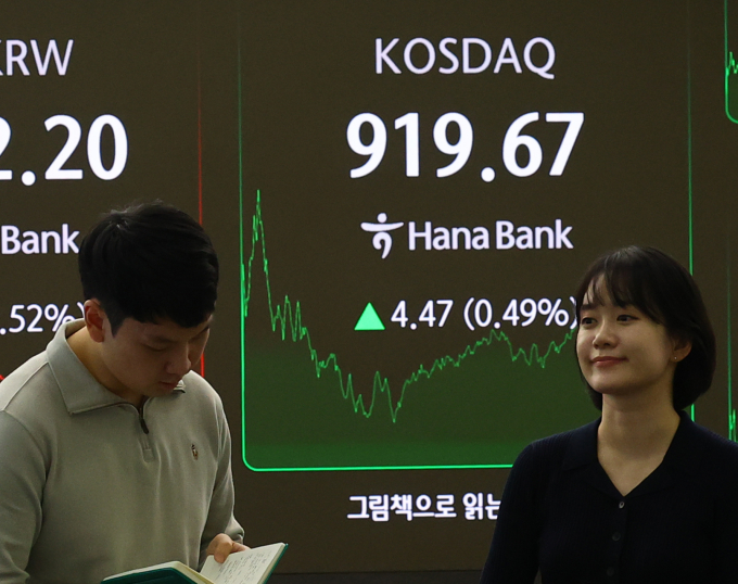 올해 코스닥에 신규 상장된 기업은 84곳, 퇴출은 38곳으로 조사됐다. 사진은 지난 26일 오후 서울 중구 하나은행 딜링룸. /사진=뉴시스
